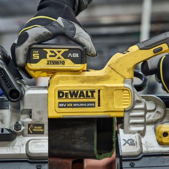 Dewalt DCS374N Kömürsüz Şerit Testere Aküsüz - Görsel 4